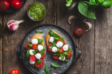 Mozzarella, domates, fesleğen ve soslu sos. β chetta Caprese