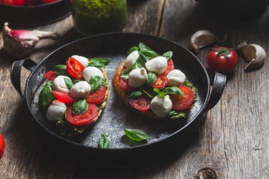 Mozzarella, domates, fesleğen ve soslu sos. β chetta Caprese