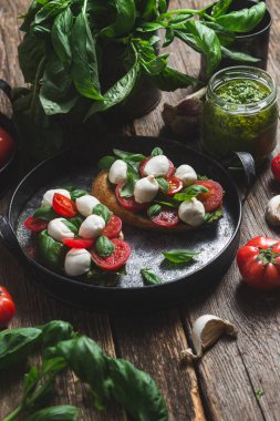 Mozzarella, domates, fesleğen ve soslu sos. β chetta Caprese