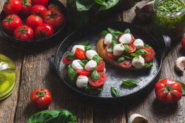 Mozzarella, domates, fesleğen ve soslu sos. β chetta Caprese