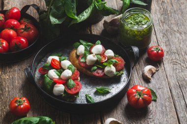 Mozzarella, domates, fesleğen ve soslu sos. β chetta Caprese