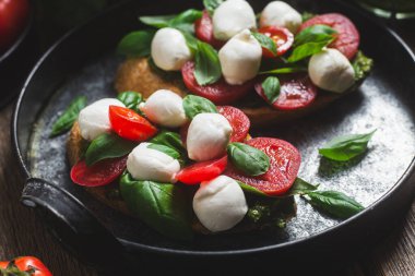 Mozzarella, domates, fesleğen ve soslu sos. β chetta Caprese