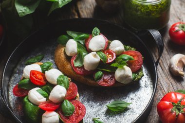 Mozzarella, domates, fesleğen ve soslu sos. β chetta Caprese