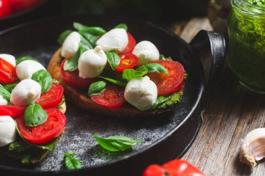 Mozzarella, domates, fesleğen ve soslu sos. β chetta Caprese