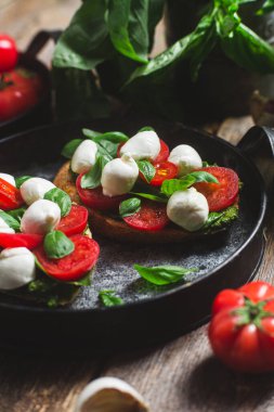 Mozzarella, domates, fesleğen ve soslu sos. β chetta Caprese