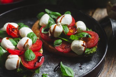 Mozzarella, domates, fesleğen ve soslu sos. β chetta Caprese