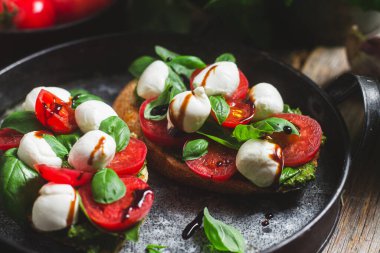 Mozzarella, domates, fesleğen ve soslu sos. β chetta Caprese