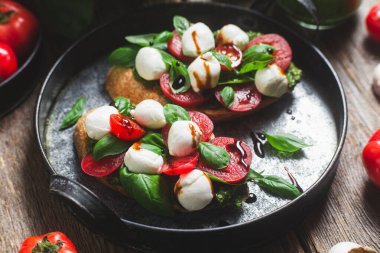 Mozzarella, domates, fesleğen ve soslu sos. β chetta Caprese