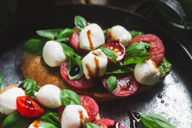 Mozzarella, domates, fesleğen ve soslu sos. β chetta Caprese