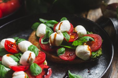 Mozzarella, domates, fesleğen ve soslu sos. β chetta Caprese