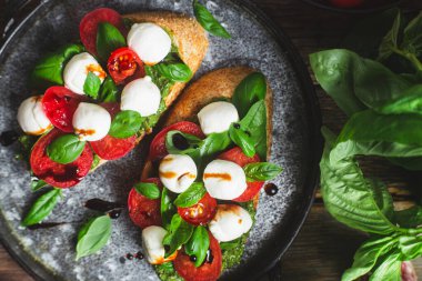 Mozzarella, domates, fesleğen ve soslu sos. β chetta Caprese