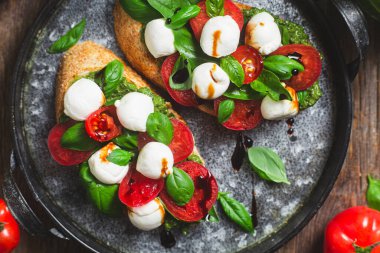Mozzarella, domates, fesleğen ve soslu sos. β chetta Caprese