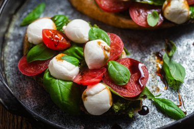 Mozzarella, domates, fesleğen ve soslu sos. β chetta Caprese