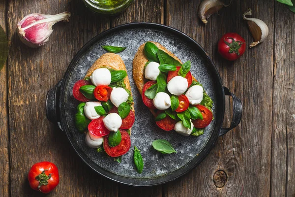  Mozzarella, domates, fesleğen ve soslu sos. β chetta Caprese