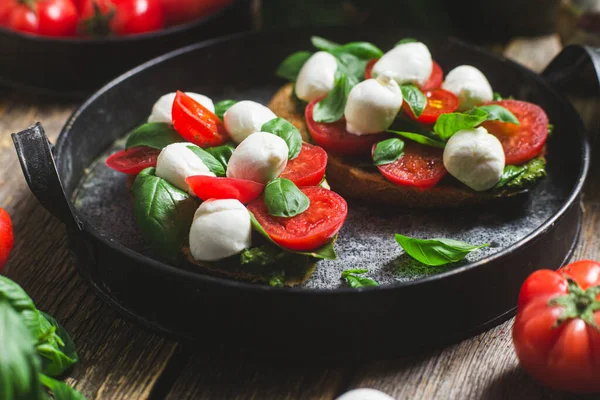 Mozzarella, domates, fesleğen ve soslu sos. β chetta Caprese