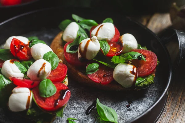 Mozzarella, domates, fesleğen ve soslu sos. β chetta Caprese