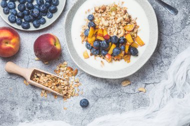 Yoğurtlu granola, şeftali, yaban mersini. 