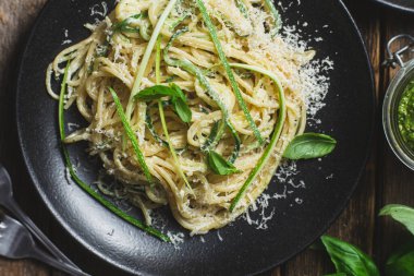 Kabak ve krema soslu makarna.