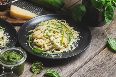 Kabak ve krema soslu makarna.