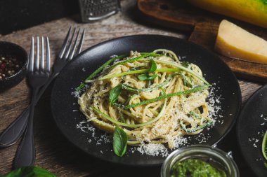 Kabak ve krema soslu makarna.