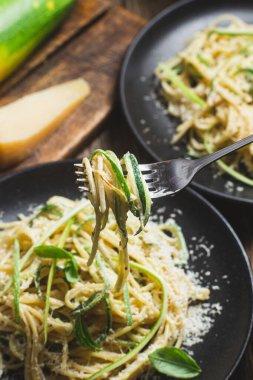 Kabak ve krema soslu makarna.