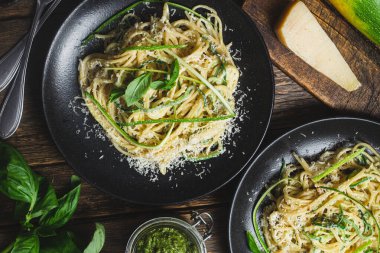 Kabak ve krema soslu makarna.