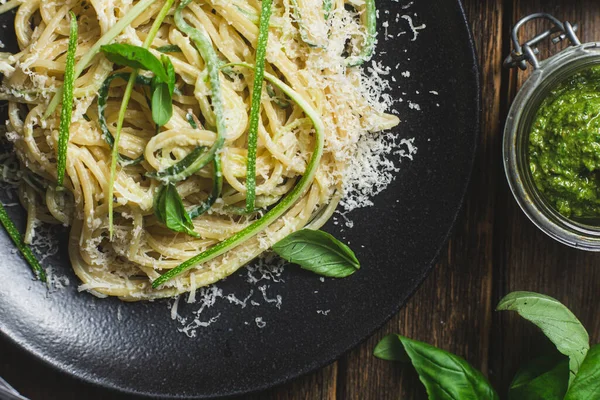 Pasta Dengan Zucchini Dan Saus Krim — Stok Foto