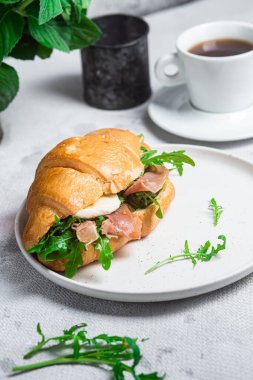 Jamonlu kruvasan, mozzarella ve roka.