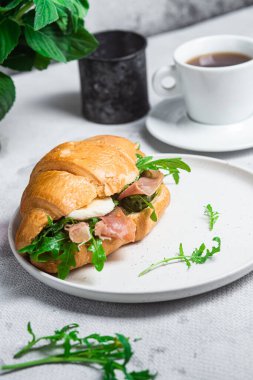 Jamonlu kruvasan, mozzarella ve roka.