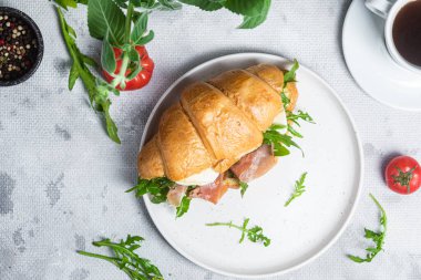 Jamonlu kruvasan, mozzarella ve roka.