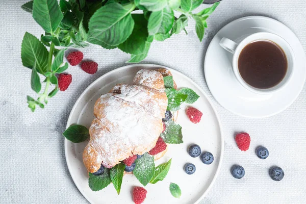 Croissant Dengan Raspberry Blueberry Dan Krim Keju Piring Putih — Stok Foto
