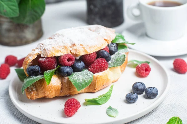 Croissant Dengan Raspberry Blueberry Dan Krim Keju Piring Putih — Stok Foto