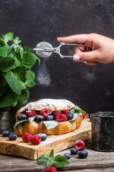 Croissant Dengan Raspberry Blueberry Dan Krim Keju Papan Kayu — Stok Foto