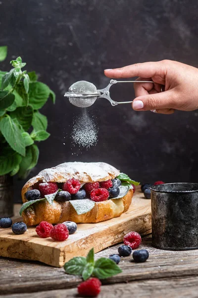 Croissant Dengan Raspberry Blueberry Dan Krim Keju Papan Kayu — Stok Foto