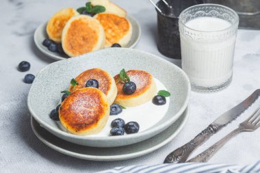 Krem soslu ve yabanmersinli süzme peynirli krep.