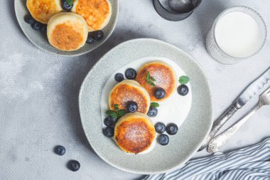 Krem soslu ve yabanmersinli süzme peynirli krep. syrniki 