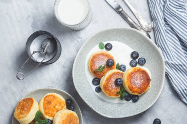 Krem soslu ve yabanmersinli süzme peynirli krep. syrniki 