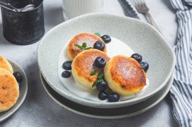 Krem soslu ve yabanmersinli süzme peynirli krep. syrniki 