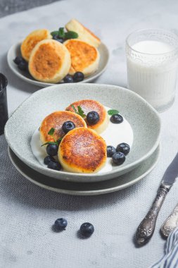 Krem soslu ve yabanmersinli süzme peynirli krep. syrniki 