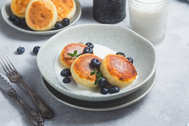 Krem soslu ve yabanmersinli süzme peynirli krep. syrniki 