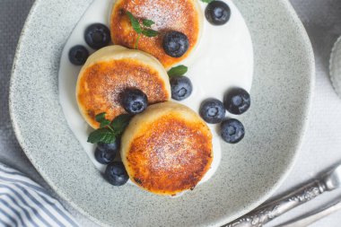 Krem soslu ve yabanmersinli süzme peynirli krep. syrniki 