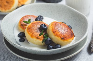 Krem soslu ve yabanmersinli süzme peynirli krep. syrniki 