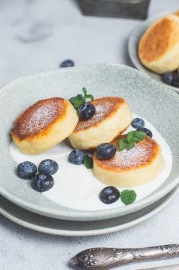 Krem soslu ve yabanmersinli süzme peynirli krep.