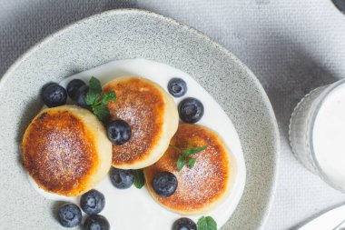 Krem soslu ve yabanmersinli süzme peynirli krep.