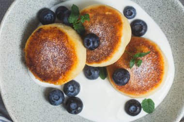 Krem soslu ve yabanmersinli süzme peynirli krep.