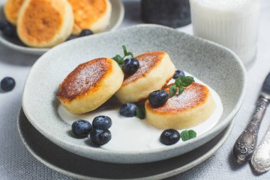 Krem soslu ve yabanmersinli süzme peynirli krep.