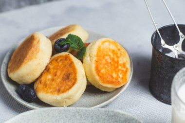 Krem soslu ve yabanmersinli süzme peynirli krep.