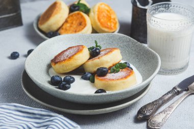 Krem soslu ve yabanmersinli süzme peynirli krep.