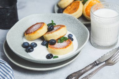 Krem soslu ve yabanmersinli süzme peynirli krep.