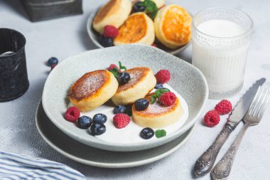Krem soslu, ahududu ve yabanmersinli süzme peynirli krep.